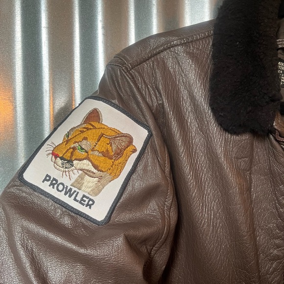 ⊹ Vintage Prowler Bomber ⊹ - Picture 11 of 16